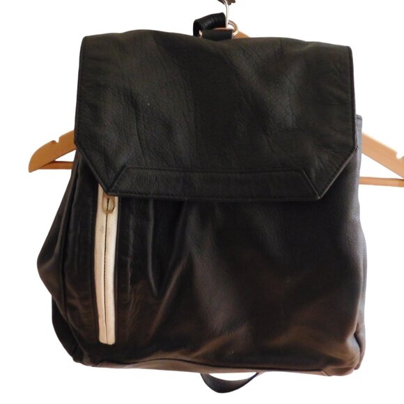 VTG Rian Convertible Sling Backpack Black Pebbled Leather Medium Handbag